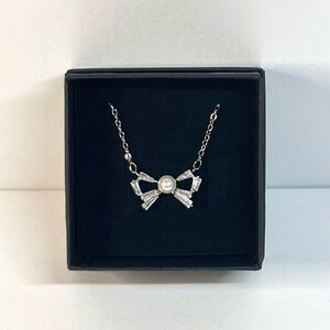 18k White gold-plated bow necklace with pearl accent